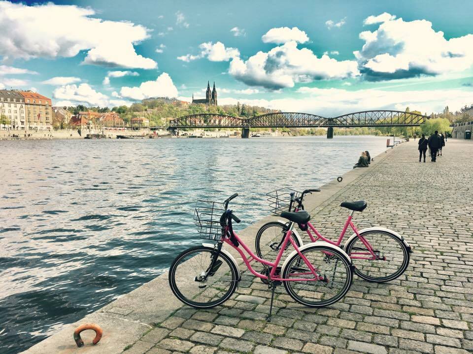 Prague : Location de vélo électrique avec casque, cadenas et carte