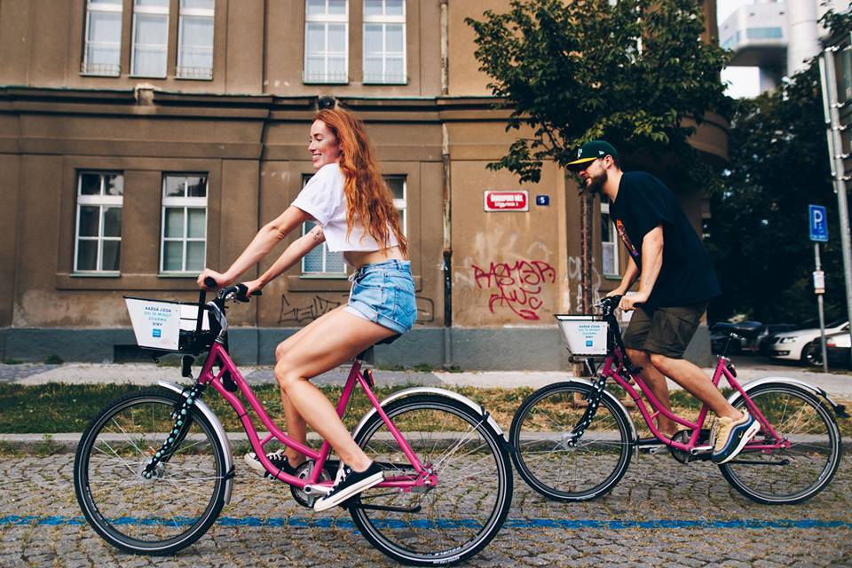 Prague : Location de vélo électrique avec casque, cadenas et carte
